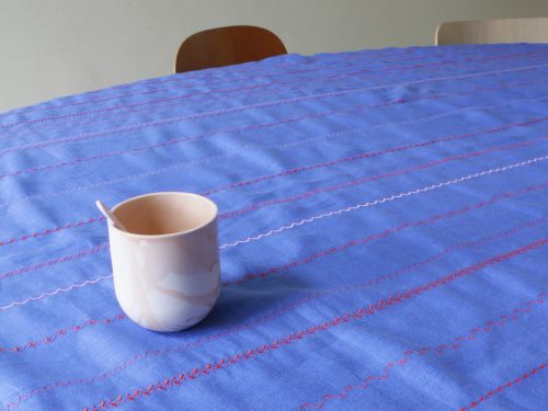 Tafelkleed "m'n oma" Helblauw lijnen.